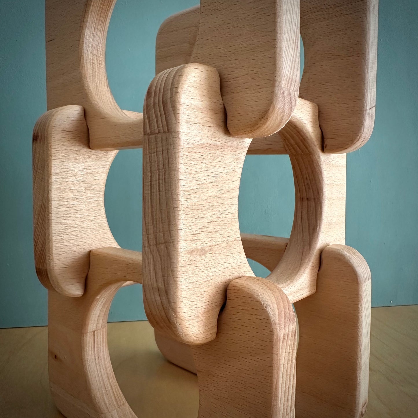 Modernes Weinregal für drei Flaschen