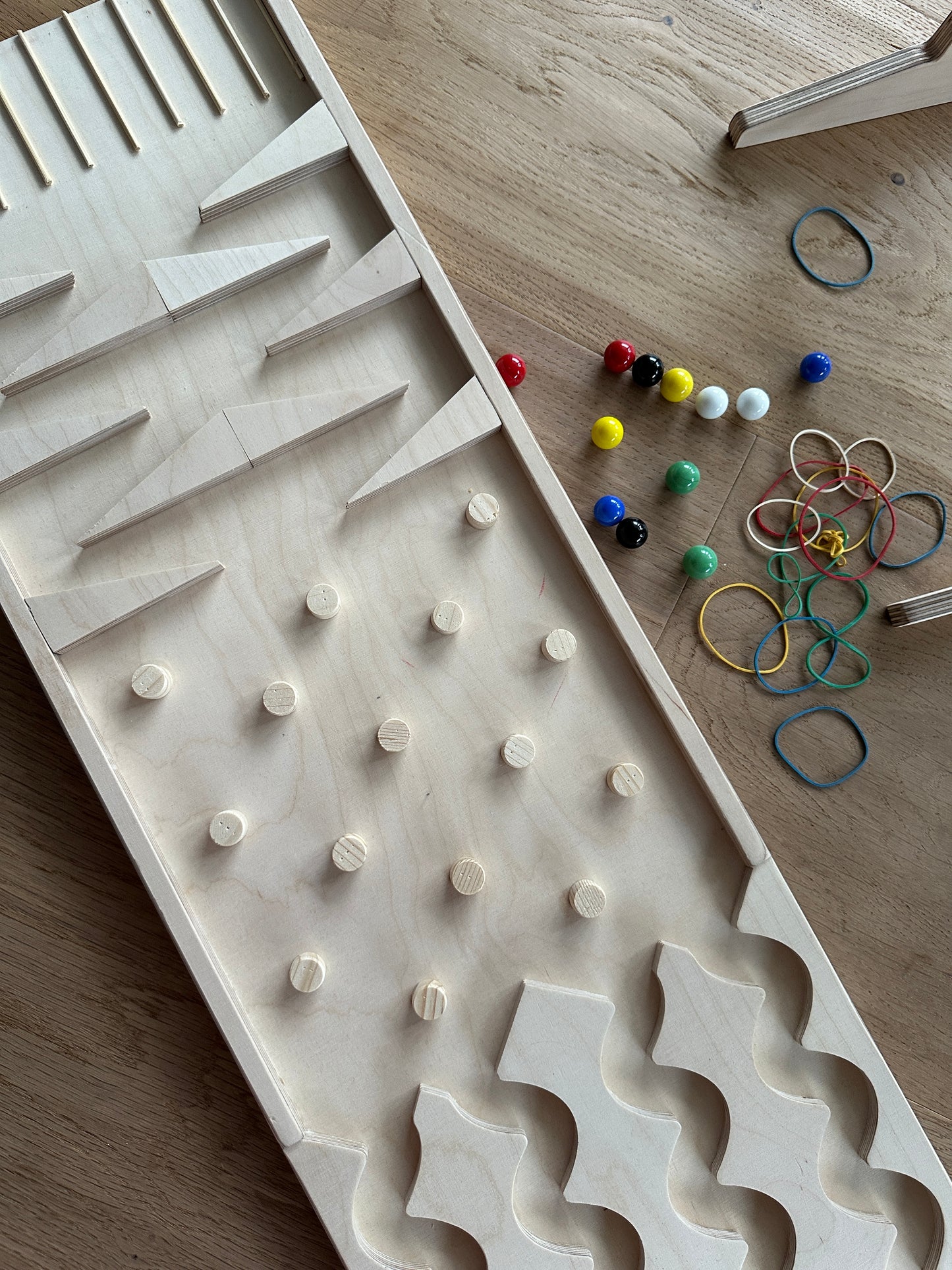 1-Meter Kugelbahn-Platte – mit höhenverstellbarer Leiter