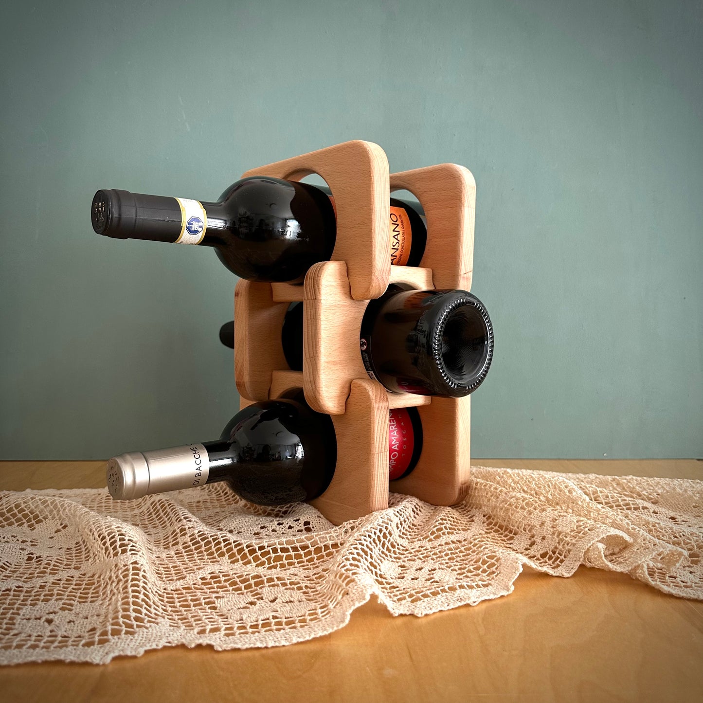 Modernes Weinregal für drei Flaschen