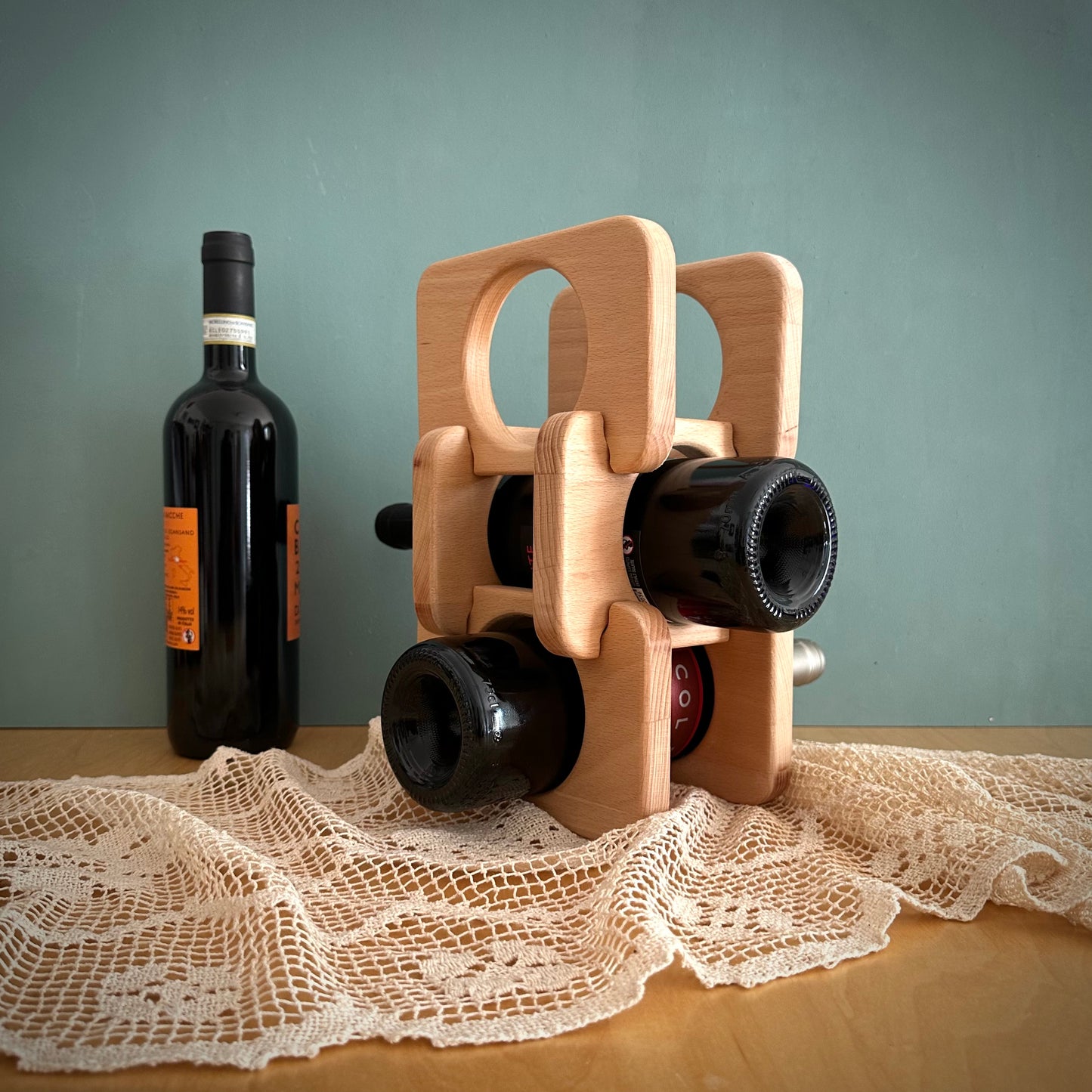 Modernes Weinregal für drei Flaschen