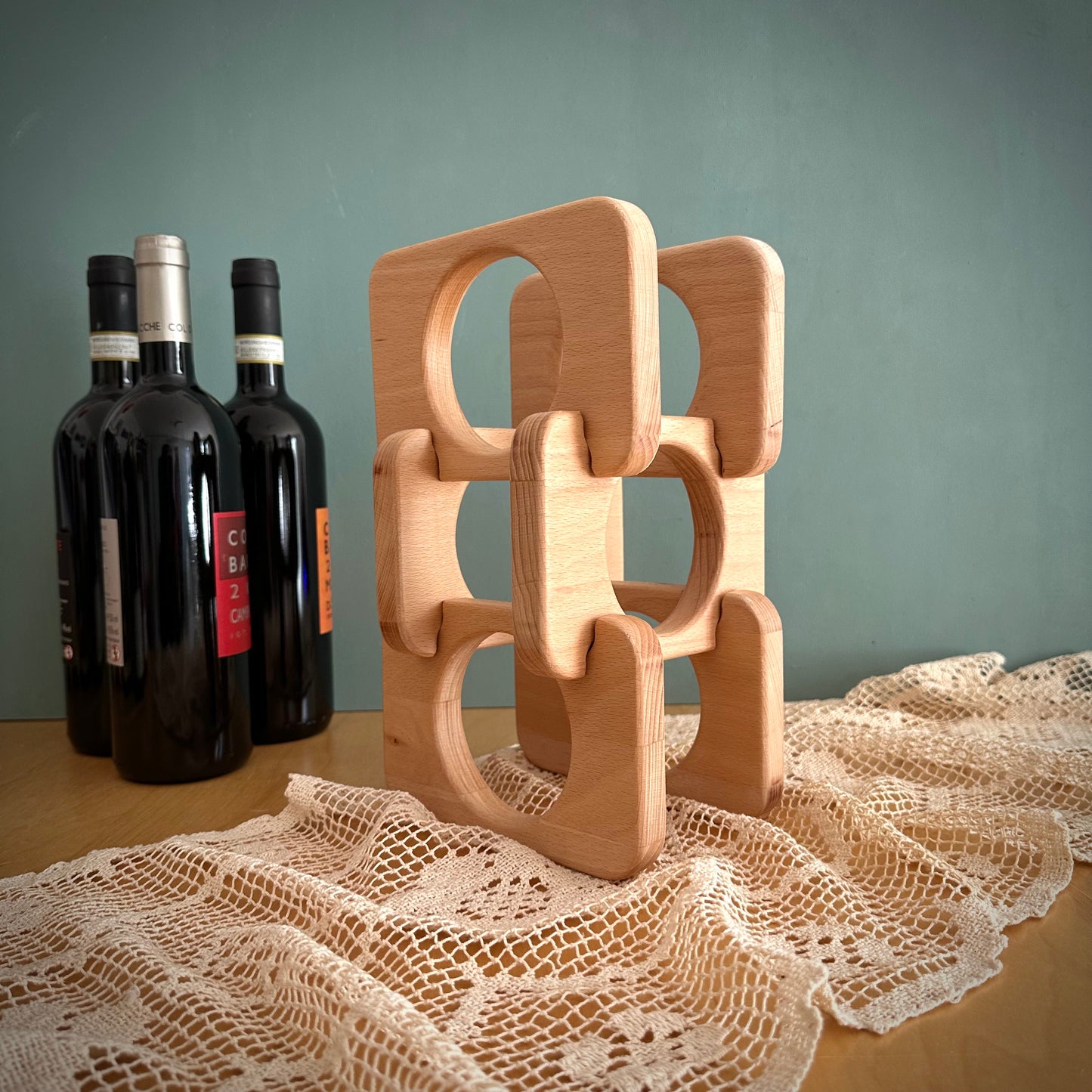 Modernes Weinregal für drei Flaschen