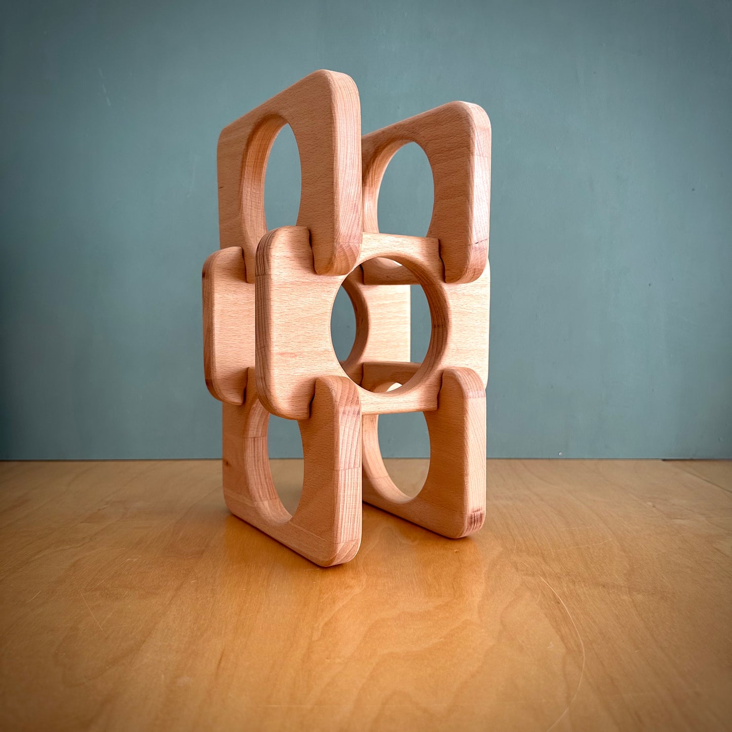 Modernes Weinregal für drei Flaschen